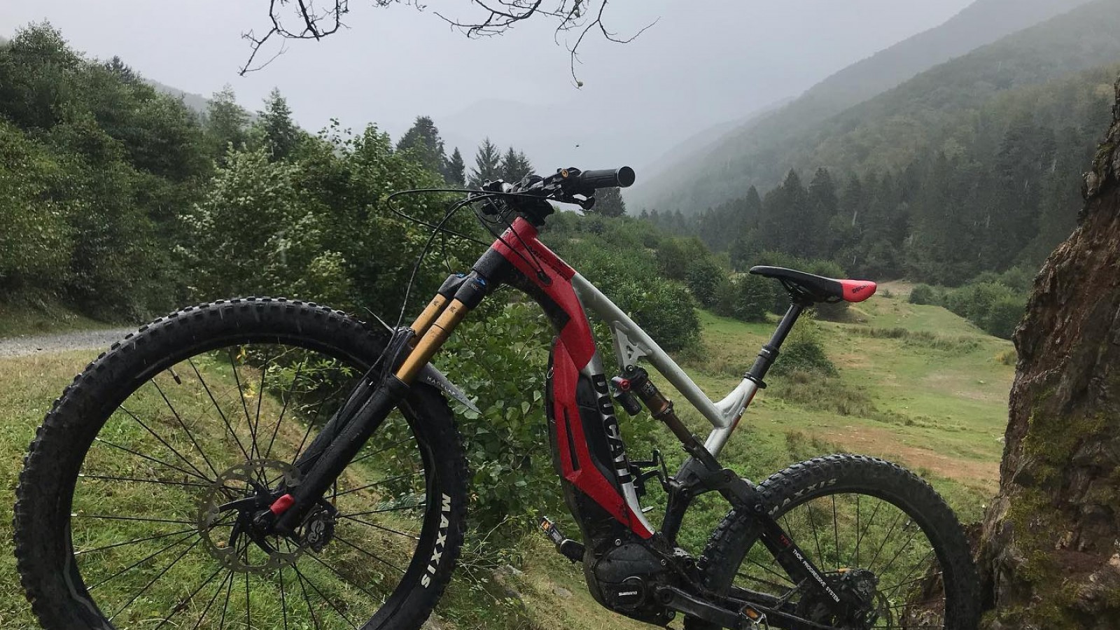 Explorează Munții Cindrel pe ebike